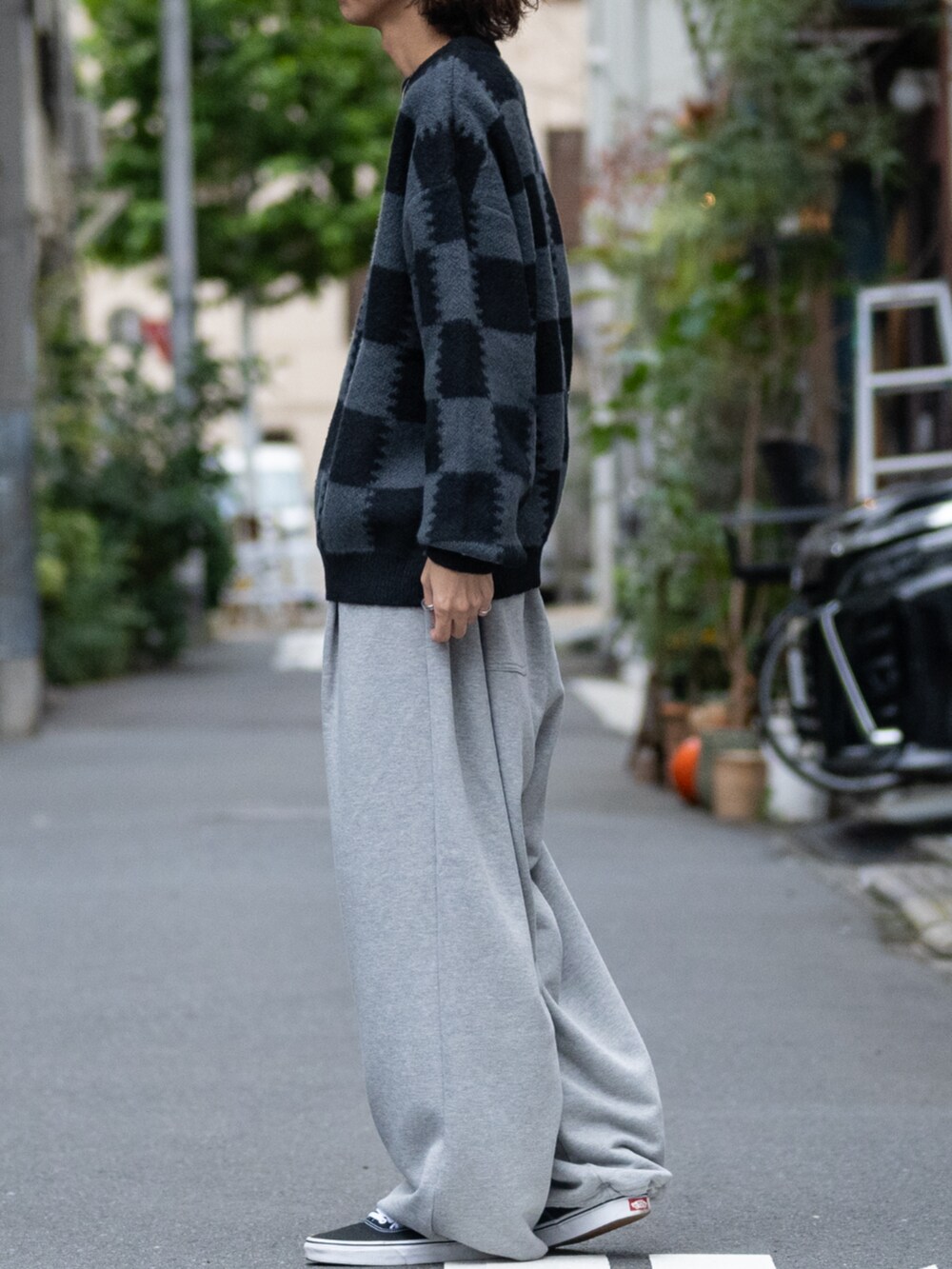 グレー系のスウェットパンツ、グレー系のニット/セーターを着用したメンズの冬コーディネートの2枚目の写真