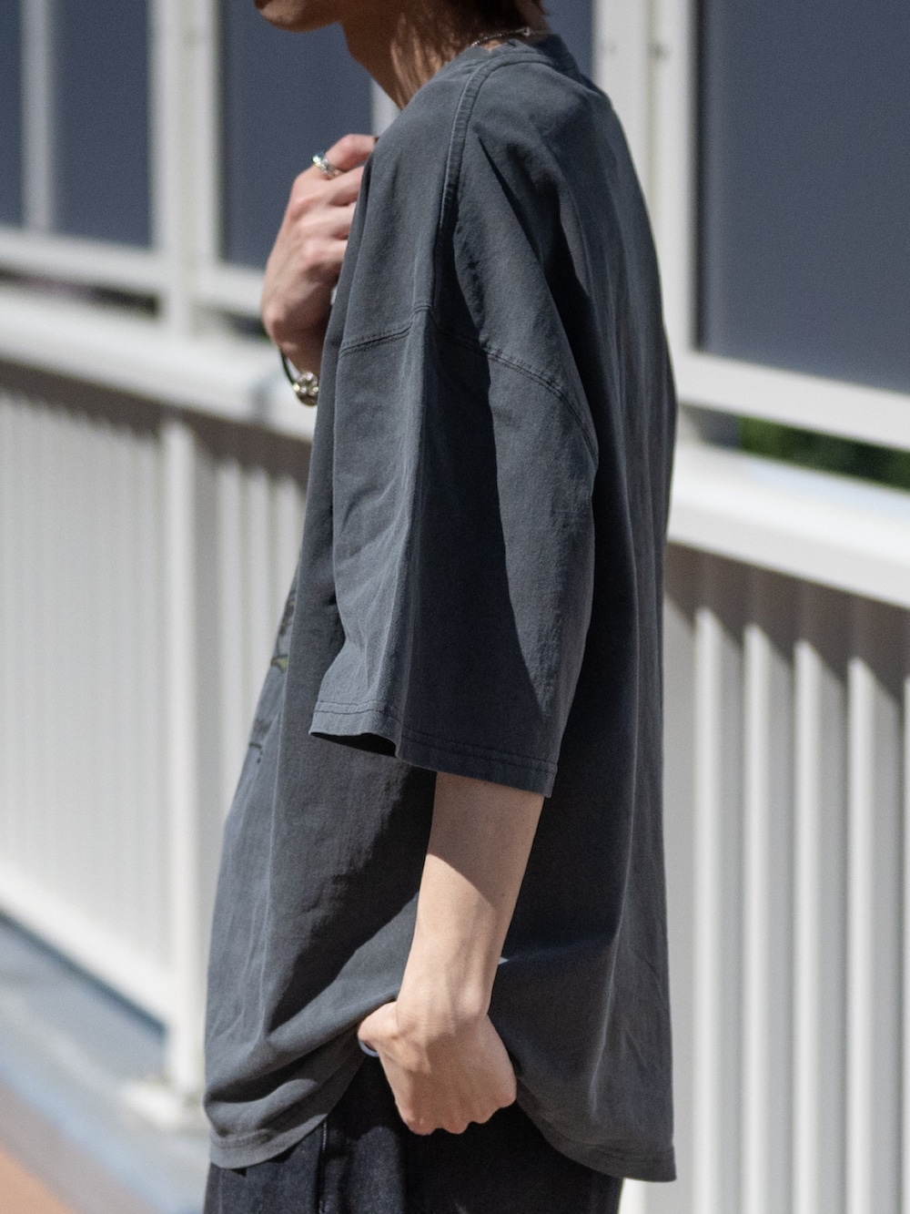 ブラック系のデニムパンツ、グレー系のTシャツ/カットソーを着用したメンズの春コーディネートの3枚目の写真