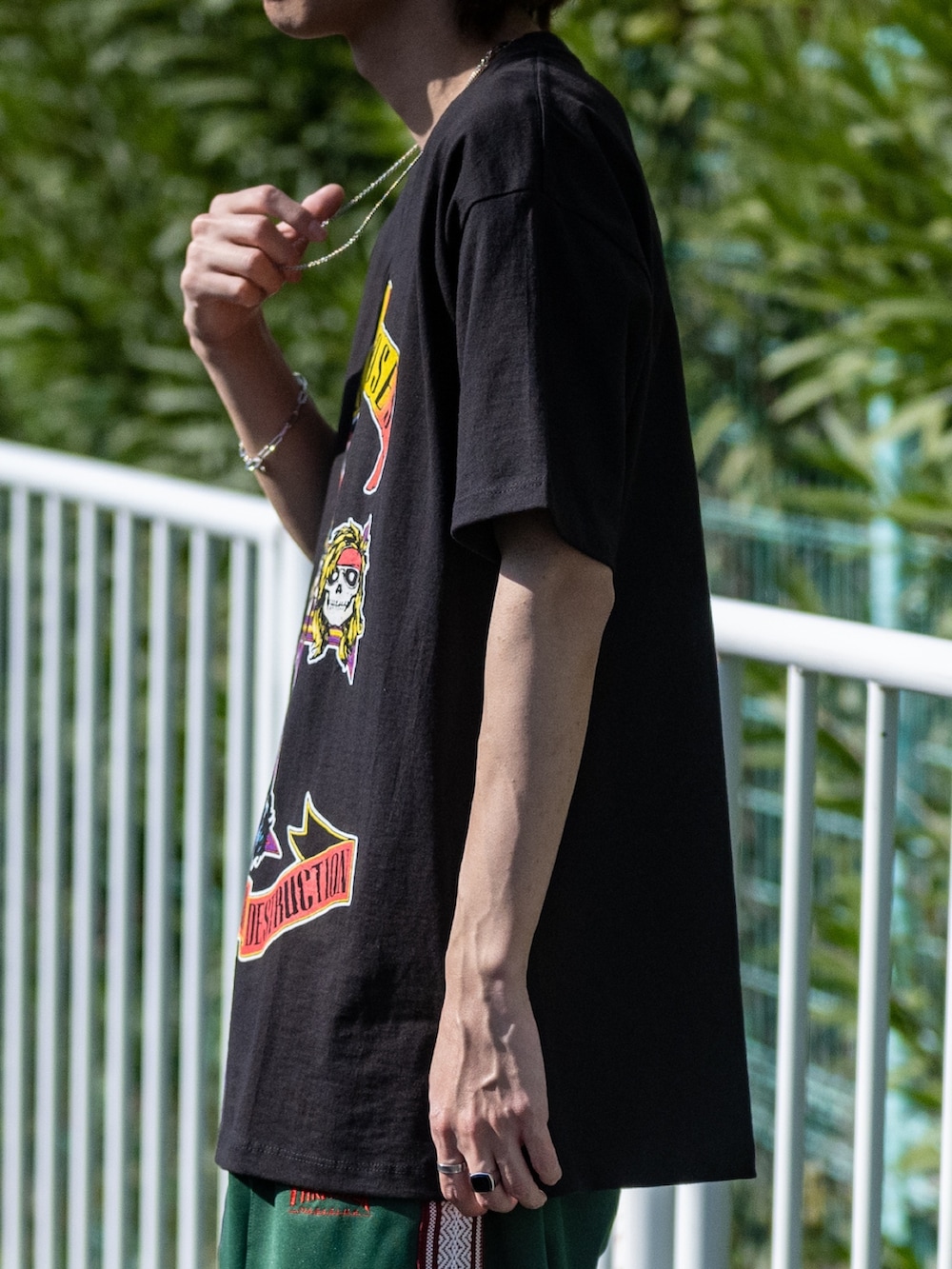 ブラック系のTシャツ/カットソー、グリーン系のジャージを着用したメンズの夏コーディネートの3枚目の写真