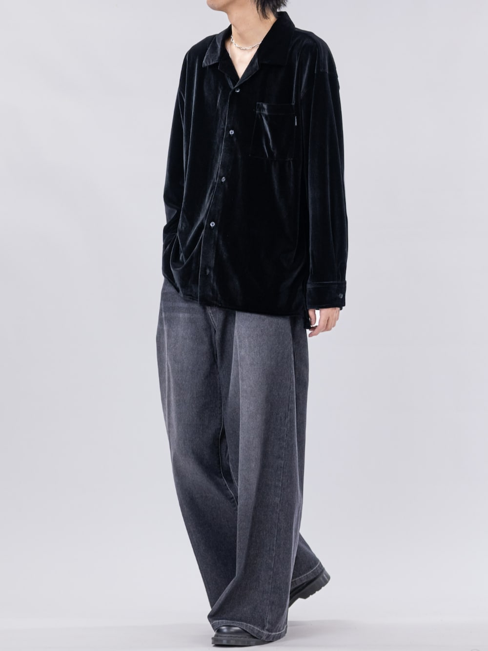 ブラック系のシャツ/ブラウスを着用したメンズの秋コーディネートの2枚目の写真