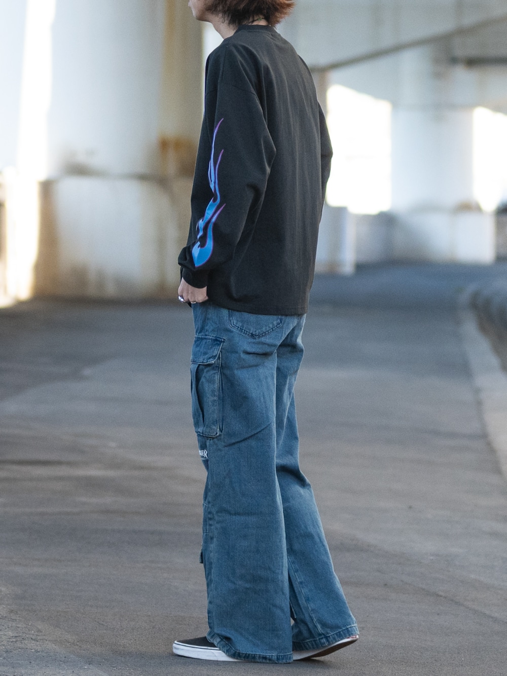 ブラック系のTシャツ/カットソー、ブルー系のデニムパンツを着用したメンズの冬コーディネートの2枚目の写真