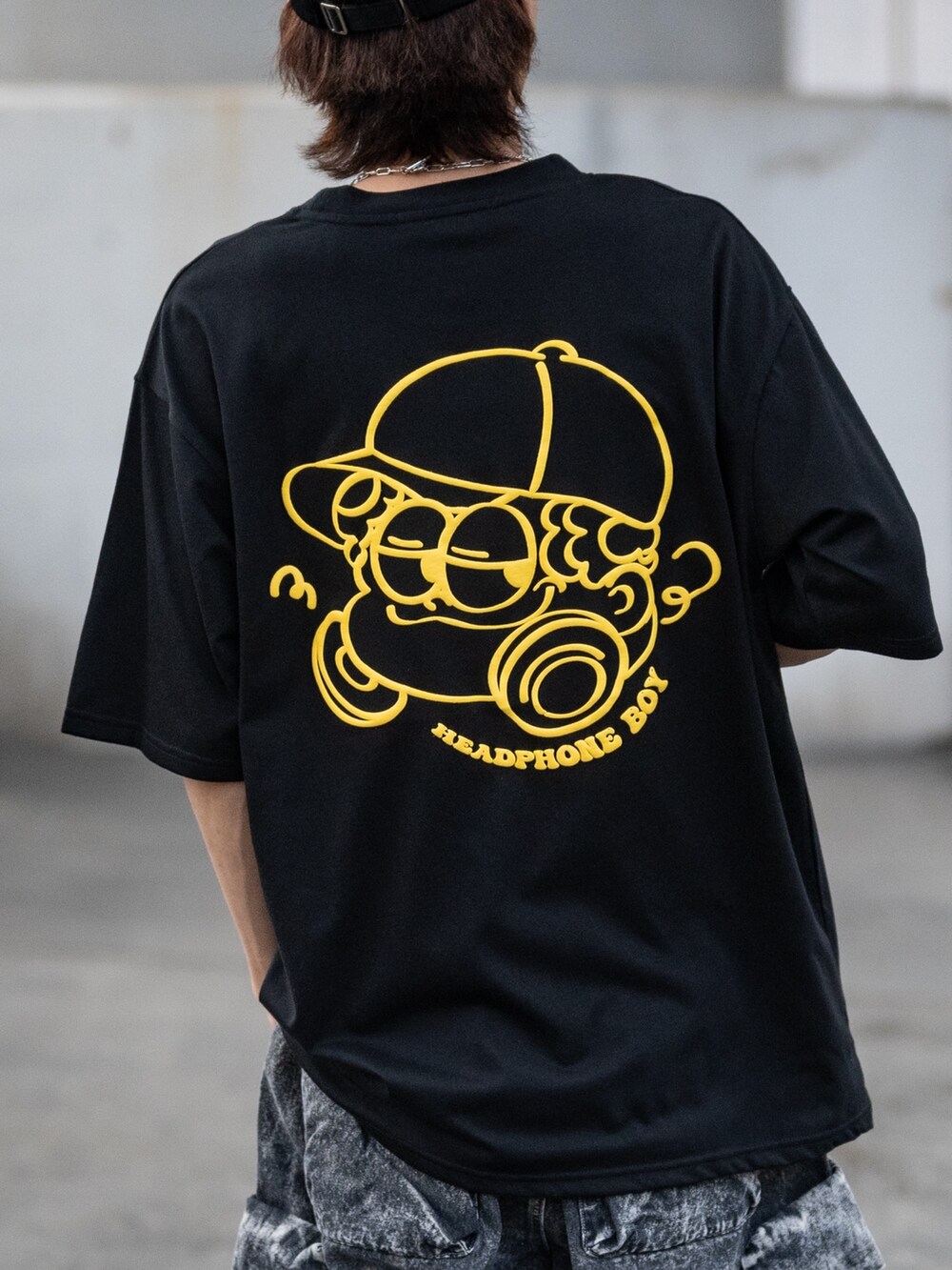 ブラック系のデニムパンツ、ブラック系のTシャツ/カットソー、その他のネックレスを着用したメンズの夏コーディネートの2枚目の写真