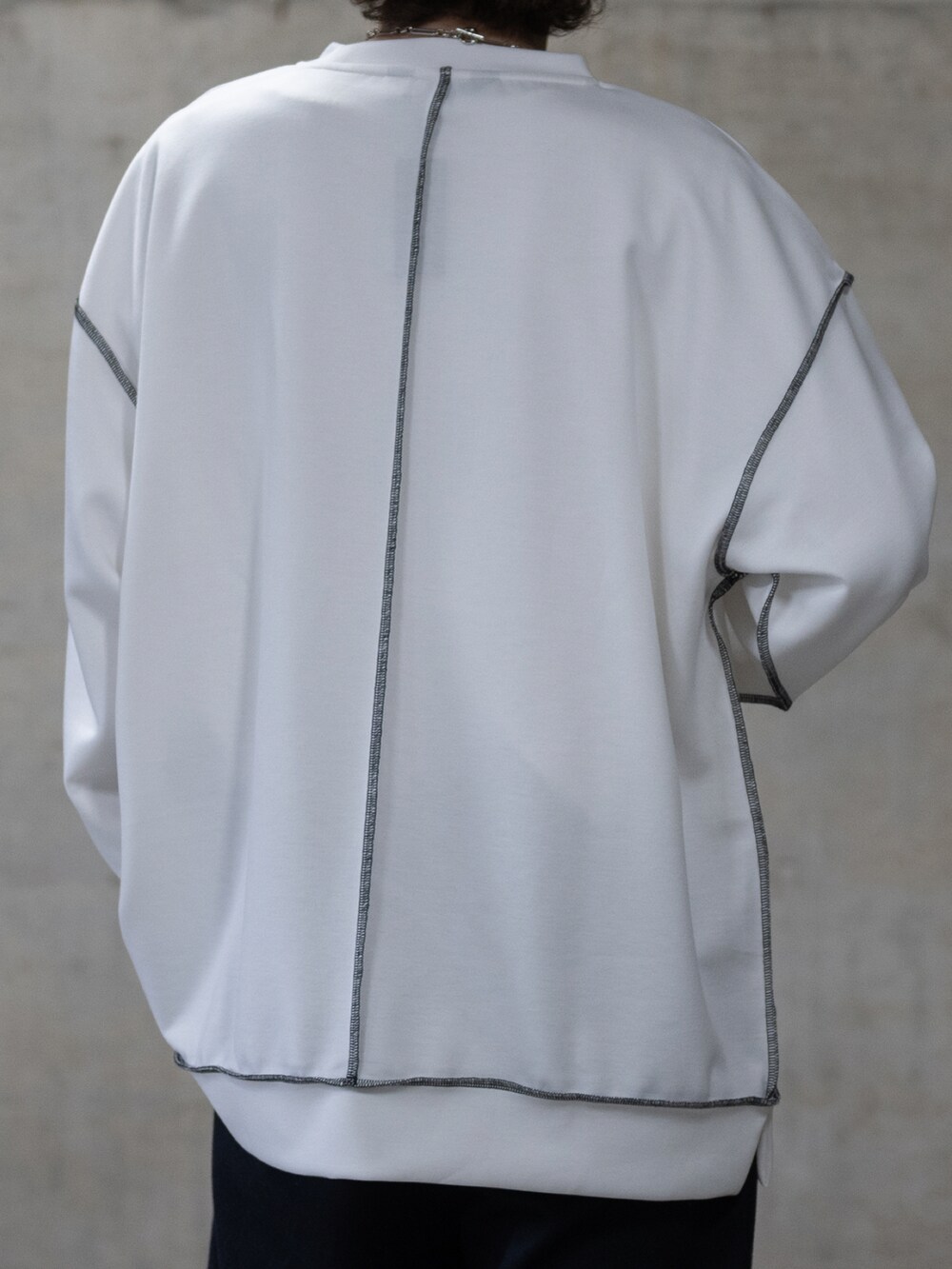 ブラック系のブーツ、グリーン系のカーゴパンツ、ホワイト系のスウェットを着用したメンズの冬コーディネートの4枚目の写真