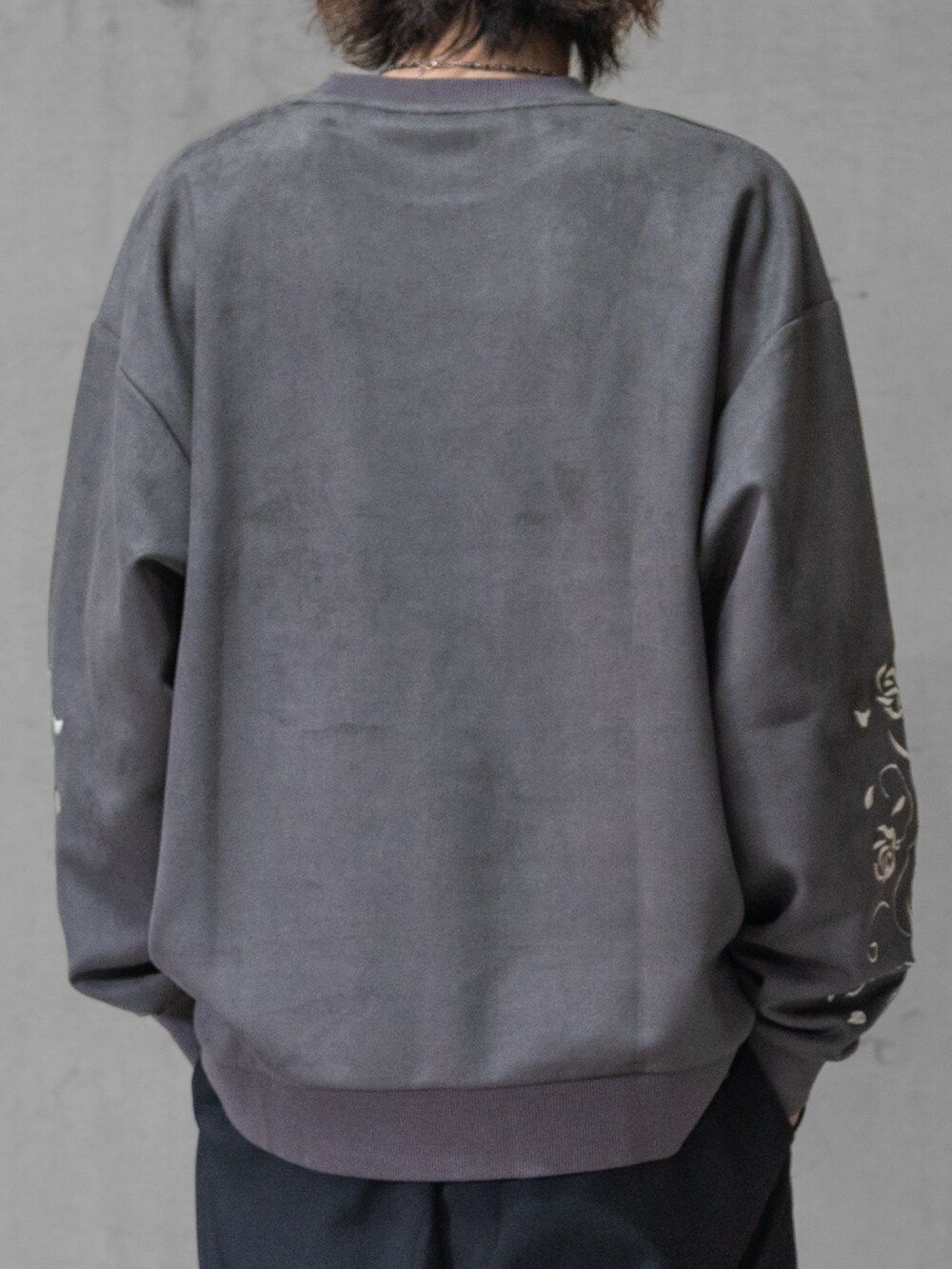 ブラック系のスウェットパンツ、グレー系のスウェットを着用したメンズの冬コーディネートの4枚目の写真