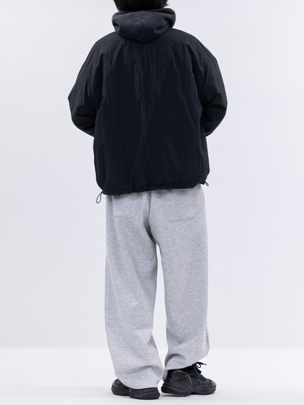 ブラック系のナイロンジャケットを着用したメンズの冬コーディネートの3枚目の写真