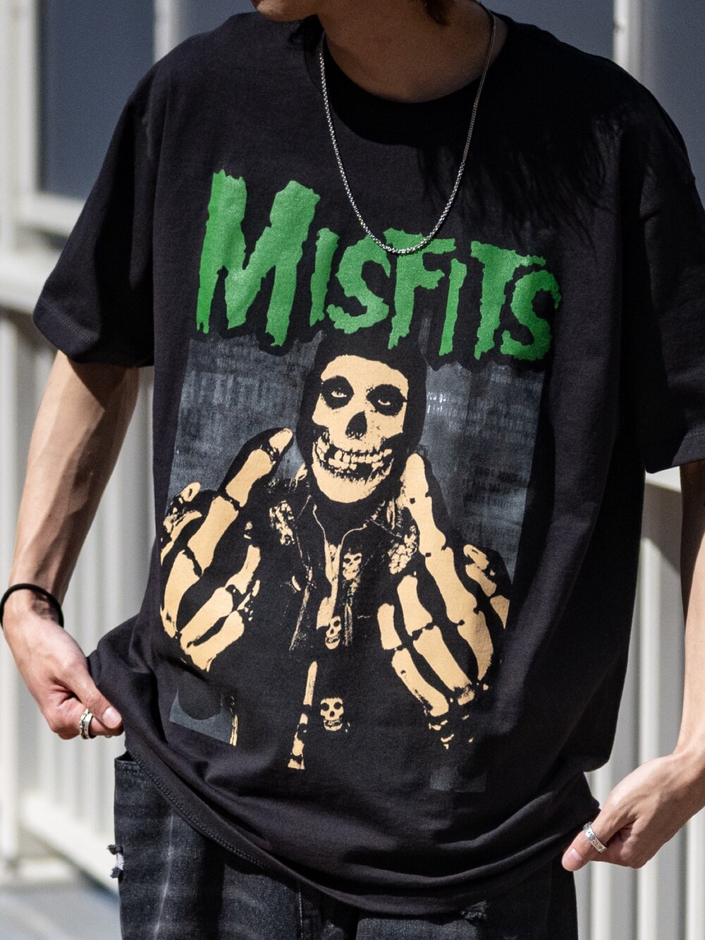 ブラック系のTシャツ/カットソー、ブラック系のデニムパンツを着用したメンズの春コーディネートの2枚目の写真