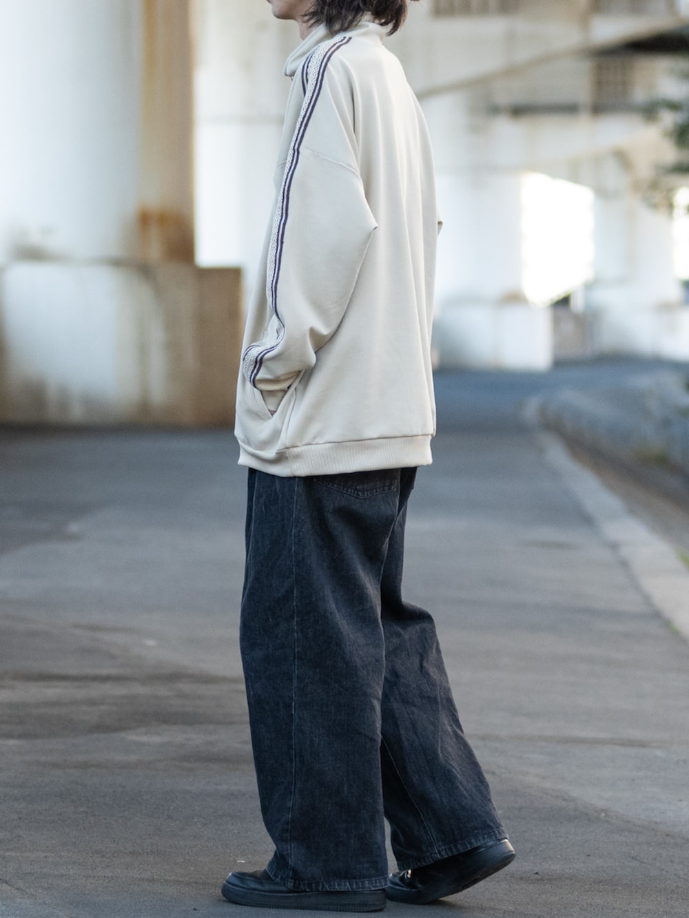 ブラック系のスニーカー、ベージュ系のジャージを着用したメンズの春コーディネートの2枚目の写真