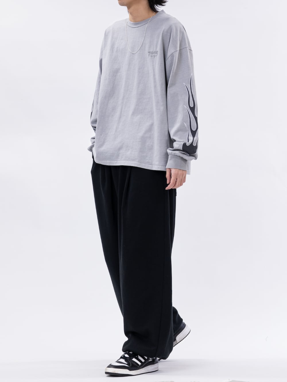 ブラック系のスウェットパンツ、グレー系のTシャツ/カットソーを着用したメンズの冬コーディネートの2枚目の写真