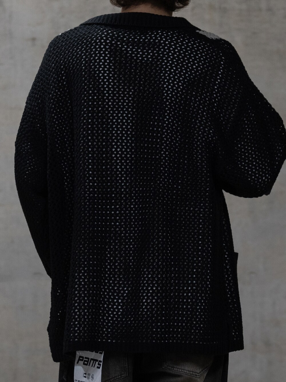 ブラック系のカーディガン/ボレロ、ブラック系のデニムパンツを着用したメンズの冬コーディネートの4枚目の写真