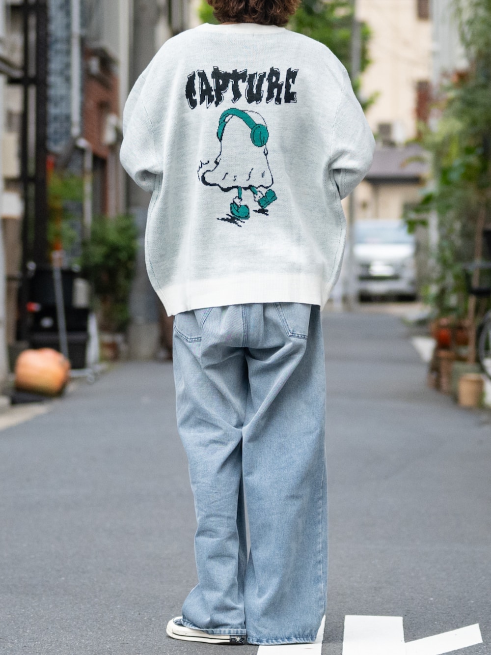 ブルー系のデニムパンツ、ホワイト系のニット/セーターを着用したメンズの冬コーディネートの3枚目の写真