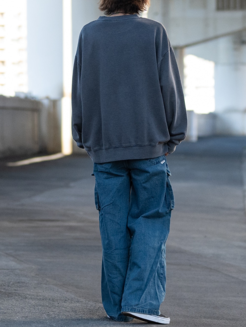 ブルー系のデニムパンツ、ブラック系のスウェットを着用したメンズの冬コーディネートの3枚目の写真