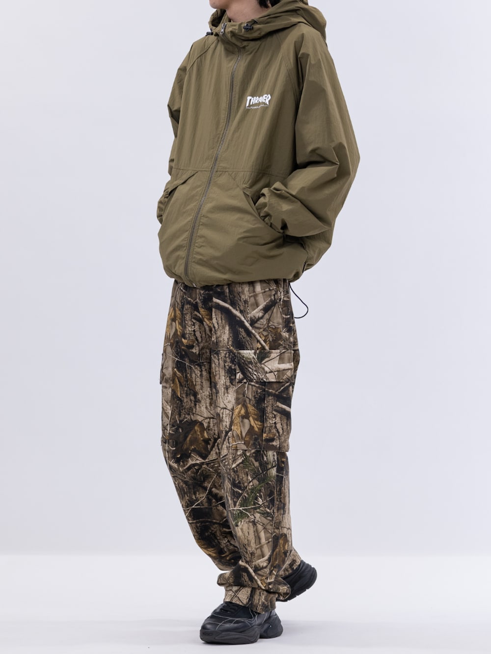 その他のカーゴパンツ、グリーン系のマウンテンパーカーを着用したメンズの冬コーディネートの2枚目の写真