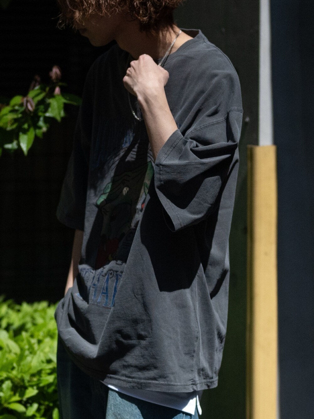 ブルー系のデニムパンツ、グレー系のTシャツ/カットソーを着用したメンズの春コーディネートの3枚目の写真