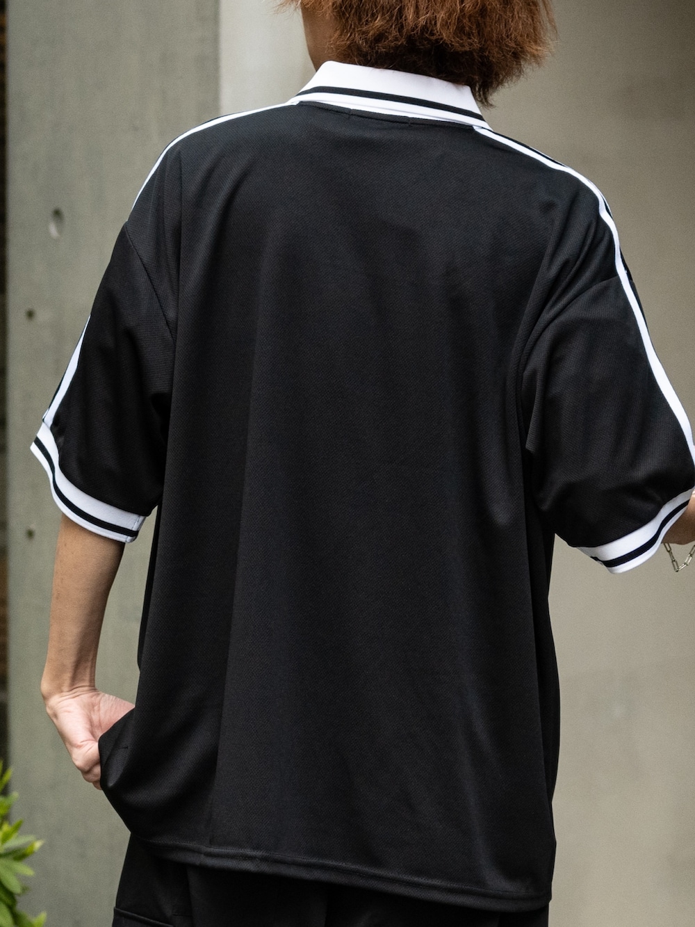 ブルー系のカーゴパンツ、ブラック系のTシャツ/カットソーを着用したメンズの春コーディネートの4枚目の写真