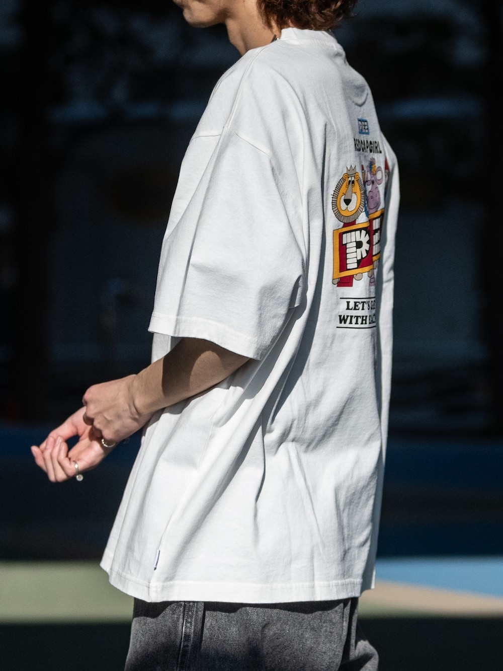 ブラック系のカーゴパンツ、ホワイト系のスニーカー、ホワイト系のTシャツ/カットソーを着用したメンズの春コーディネートの4枚目の写真