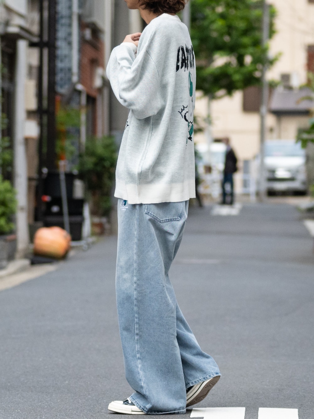 ブルー系のデニムパンツ、ホワイト系のニット/セーターを着用したメンズの冬コーディネートの2枚目の写真