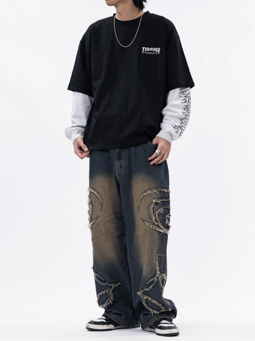 グレー系のTシャツ/カットソー、ブルー系のデニムパンツを着用したメンズの秋コーディネートの4枚目の写真