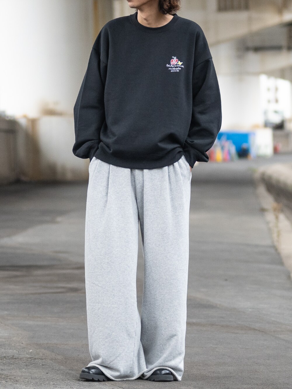 ブラック系のスウェットを着用したメンズの冬コーディネートの3枚目の写真