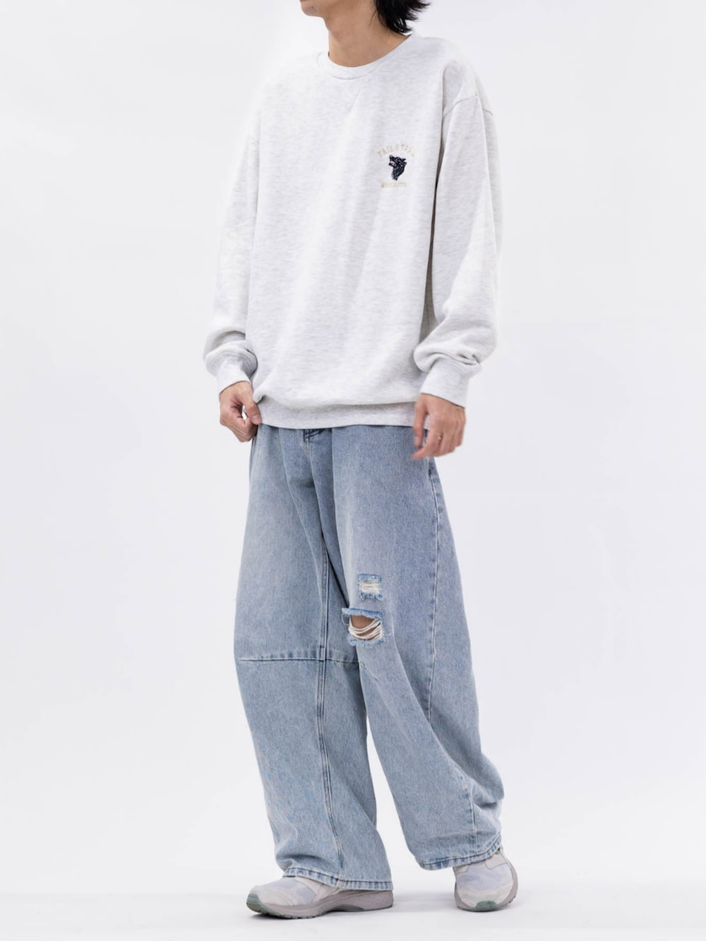 ホワイト系のスウェットを着用したメンズの秋コーディネートの2枚目の写真