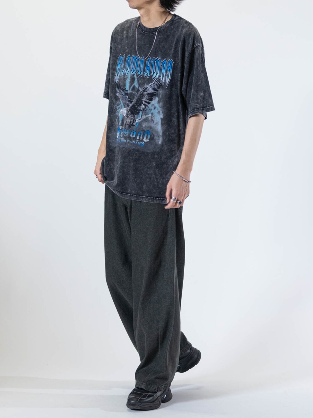 ブラック系のデニムパンツ、ブラック系のTシャツ/カットソーを着用したメンズの夏コーディネートの2枚目の写真