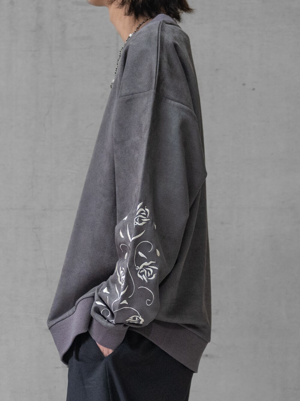 ブラック系のスウェットパンツ、グレー系のスウェットを着用したメンズの冬コーディネートの3枚目の写真