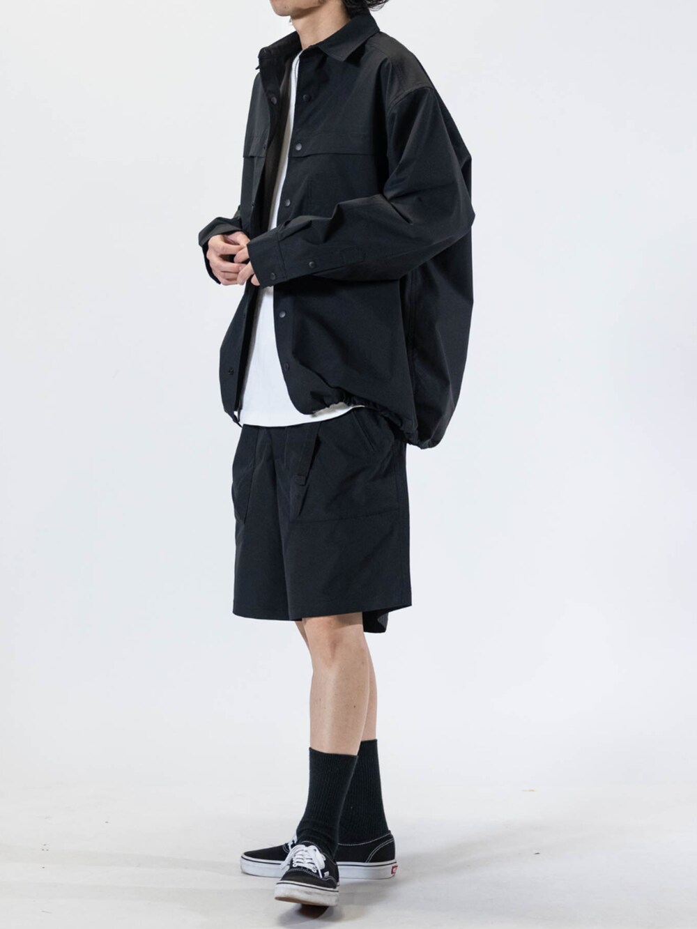 ブラック系のスニーカー、ブラック系のシャツ/ブラウス、ブラック系のその他パンツを着用したメンズの夏コーディネートの2枚目の写真