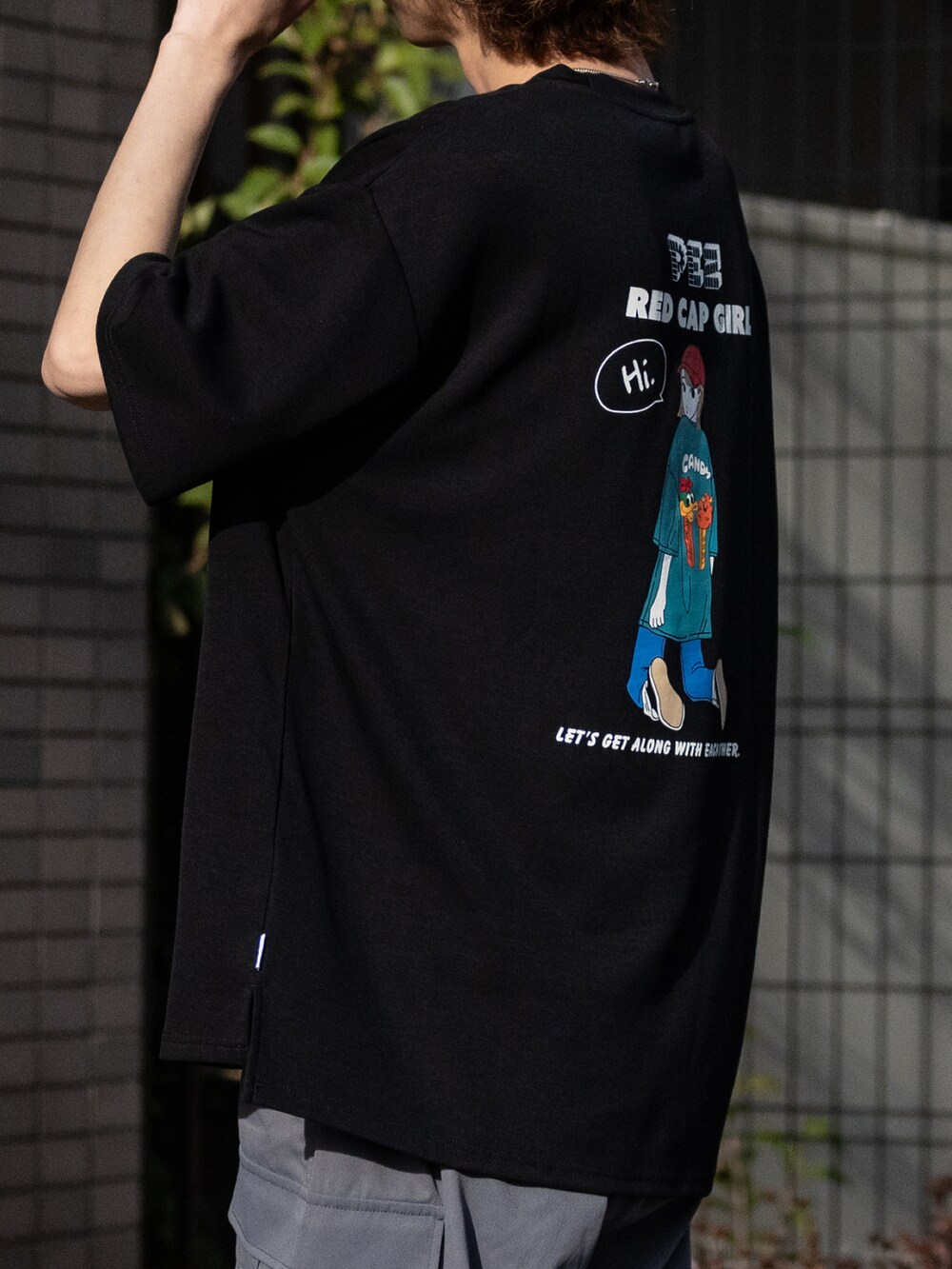 グレー系のカーゴパンツ、ホワイト系のスニーカー、ブラック系のTシャツ/カットソーを着用したメンズの春コーディネートの4枚目の写真