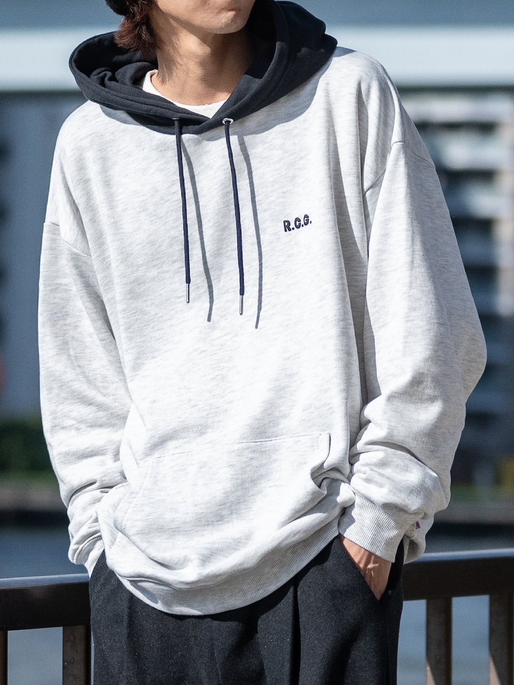 グレー系のスラックス、グレー系のパーカーを着用したメンズの冬コーディネートの5枚目の写真