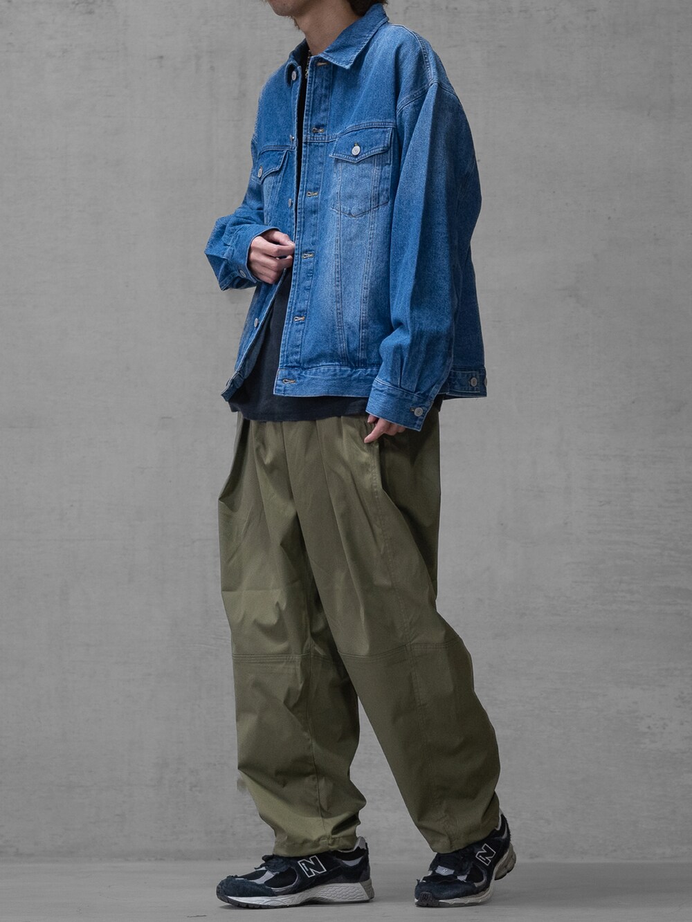 「スニーカー、デニム、デニムジャケット、New Balance、大人カジュアル、休日スタイル、バルーンパンツ、春コーデ、johnscloset、春のおしゃ見えテクニック」｜「JOHN'S CLOSETの【t】ナチュラルストレッチ バルーンワイドパンツ（スラックス、グリーン系）」を使った、ますさん（メンズ・177cm）の春コーディネートの2枚目の写真