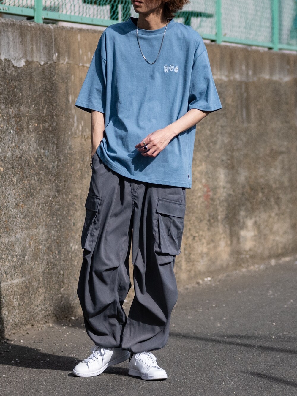 グレー系のカーゴパンツ、ホワイト系のスニーカー、ブルー系のTシャツ/カットソーを着用したメンズの夏コーディネートの3枚目の写真
