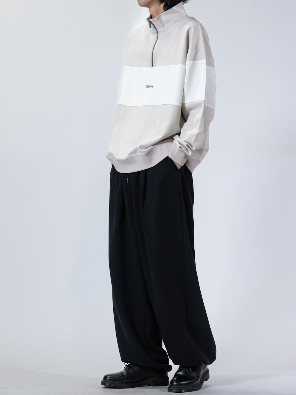 ブラック系のドレスシューズ、ブラック系のスウェットパンツ、グレー系のスウェットを着用したメンズの春コーディネートの2枚目の写真