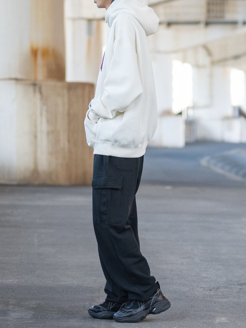 ブラック系のカーゴパンツ、ホワイト系のパーカーを着用したメンズの冬コーディネートの2枚目の写真