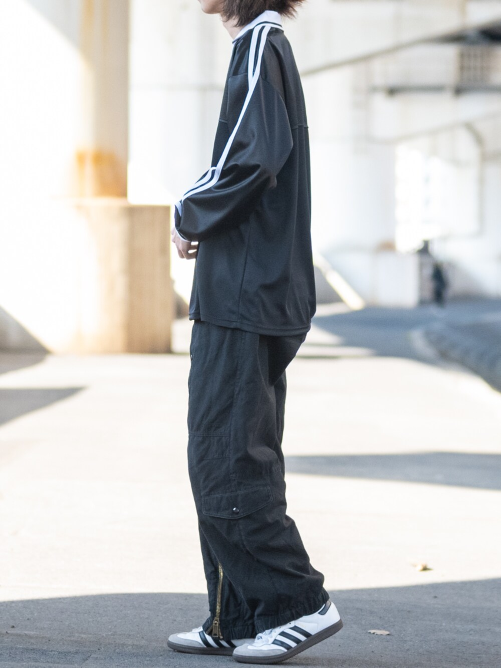 ホワイト系のスニーカー、ブラック系のTシャツ/カットソーを着用したメンズの春コーディネートの2枚目の写真