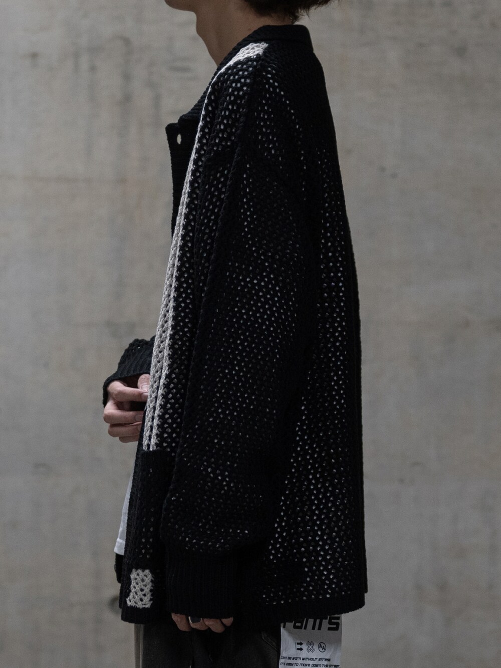 ブラック系のカーディガン/ボレロ、ブラック系のデニムパンツを着用したメンズの冬コーディネートの3枚目の写真