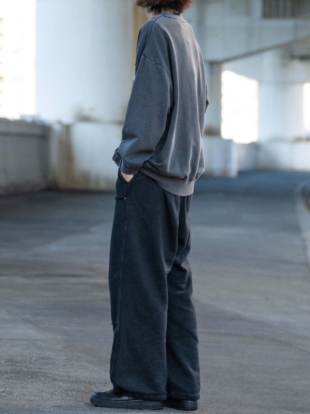 ブラック系のスウェットを着用したメンズの冬コーディネートの2枚目の写真