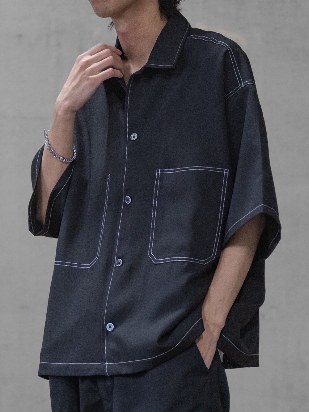 ブラック系のその他パンツ、ブラック系のドレスシューズ、ブラック系のシャツ/ブラウスを着用したメンズの春コーディネートの2枚目の写真