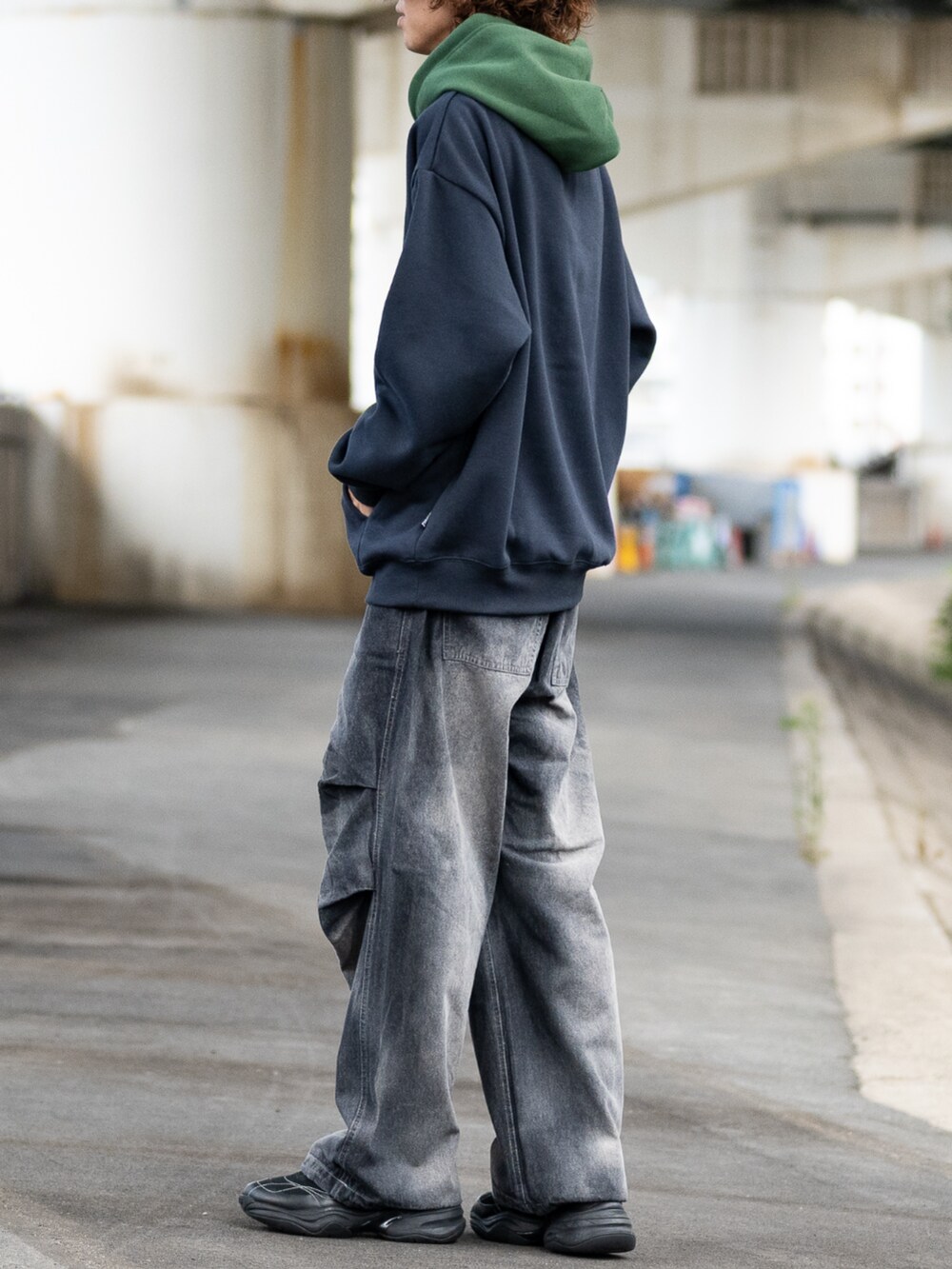 ブラック系のカーゴパンツ、ブルー系のパーカーを着用したメンズの秋コーディネートの2枚目の写真