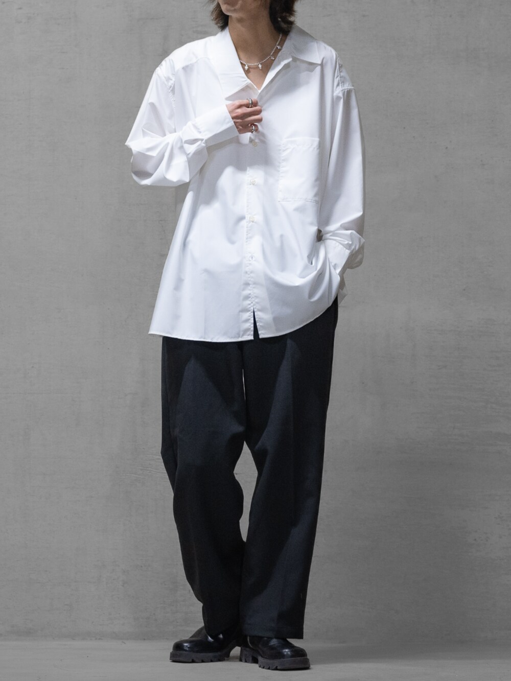 ホワイト系のシャツ/ブラウス、ブラック系のデニムパンツを着用したメンズの春コーディネートの2枚目の写真