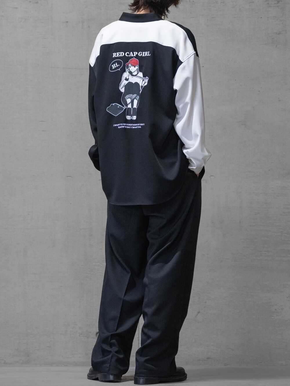 ブラック系のその他パンツ、ブラック系のドレスシューズ、その他のシャツ/ブラウスを着用したメンズの夏コーディネートの2枚目の写真