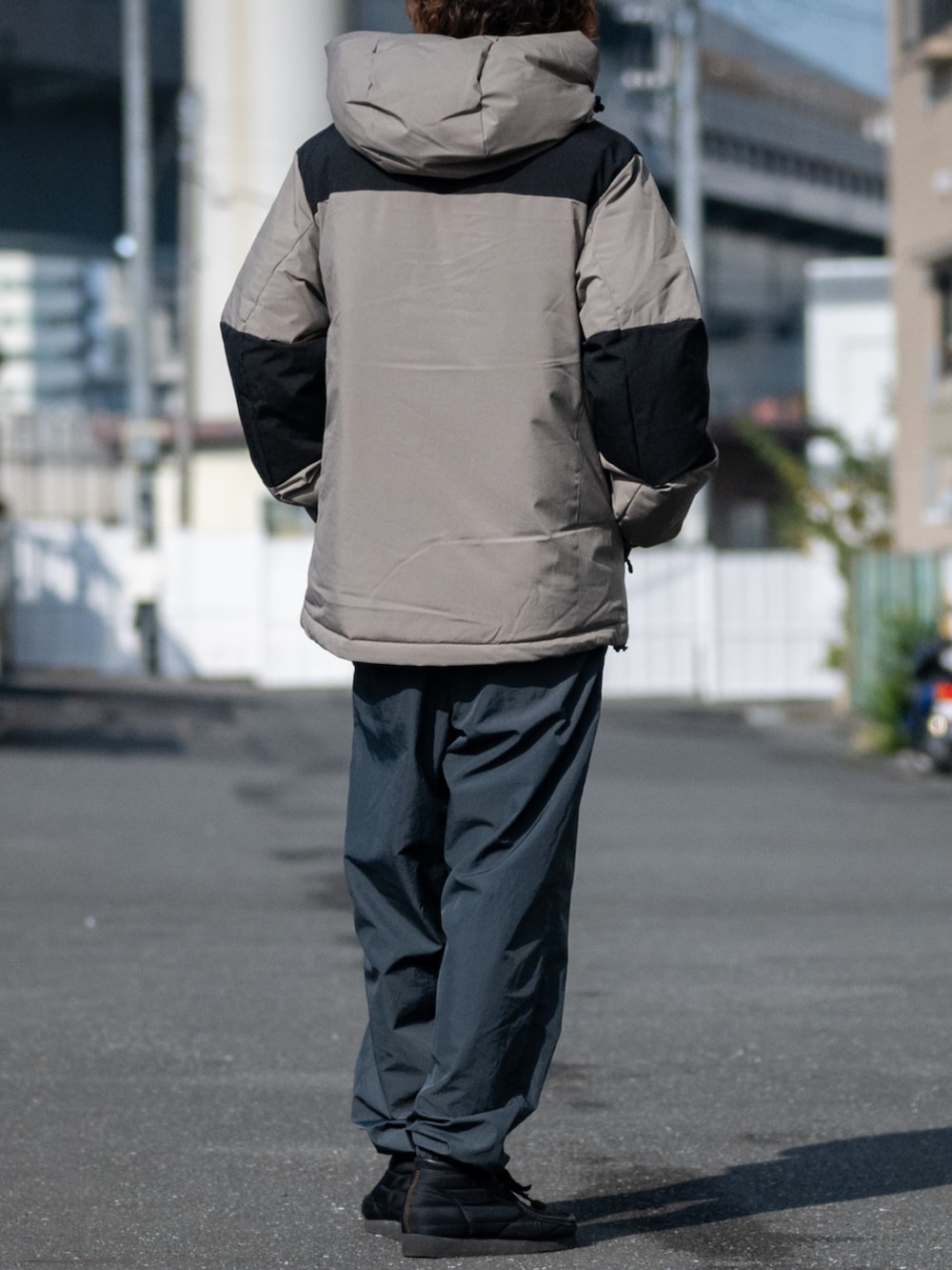 ベージュ系のダウンジャケット/コート、グレー系のスウェットパンツを着用したメンズの冬コーディネートの3枚目の写真