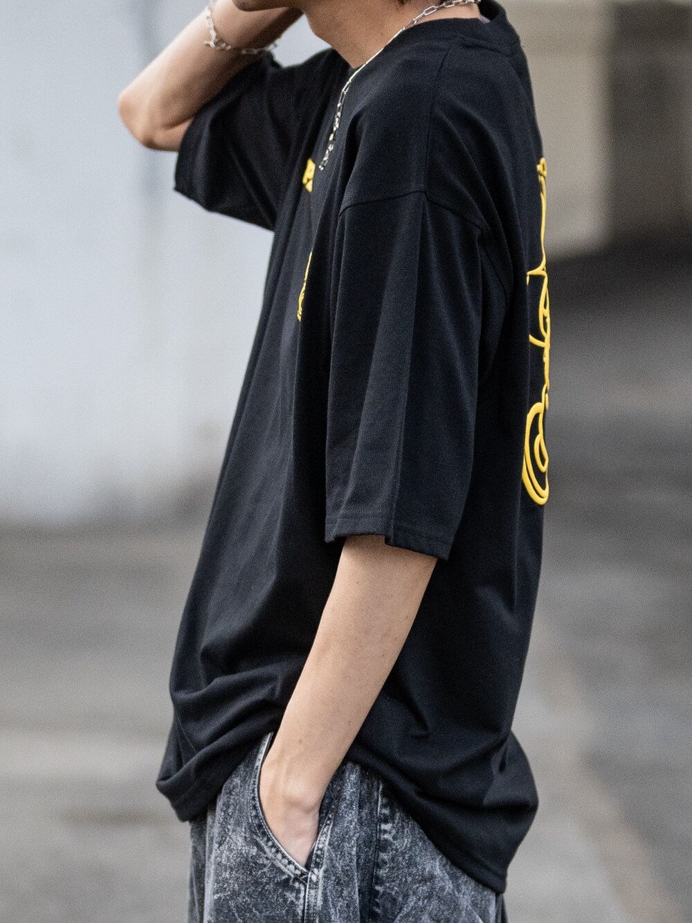 ブラック系のデニムパンツ、ブラック系のTシャツ/カットソー、その他のネックレスを着用したメンズの夏コーディネートの3枚目の写真