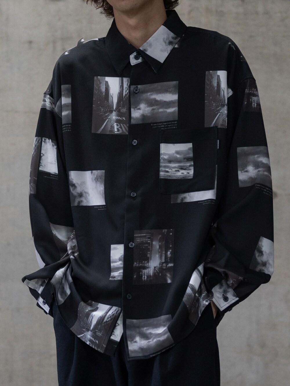 ブラック系のブーツ、ブラック系のシャツ/ブラウスを着用したメンズの春コーディネートの2枚目の写真