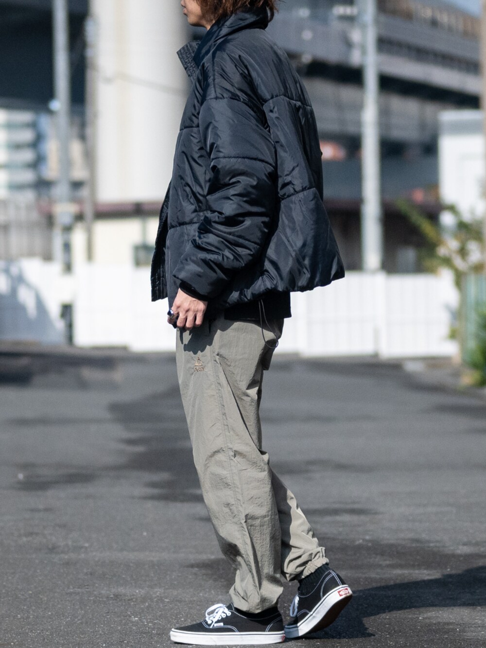 ベージュ系のスウェットパンツ、ブラック系のダウンジャケット/コートを着用したメンズの冬コーディネートの2枚目の写真