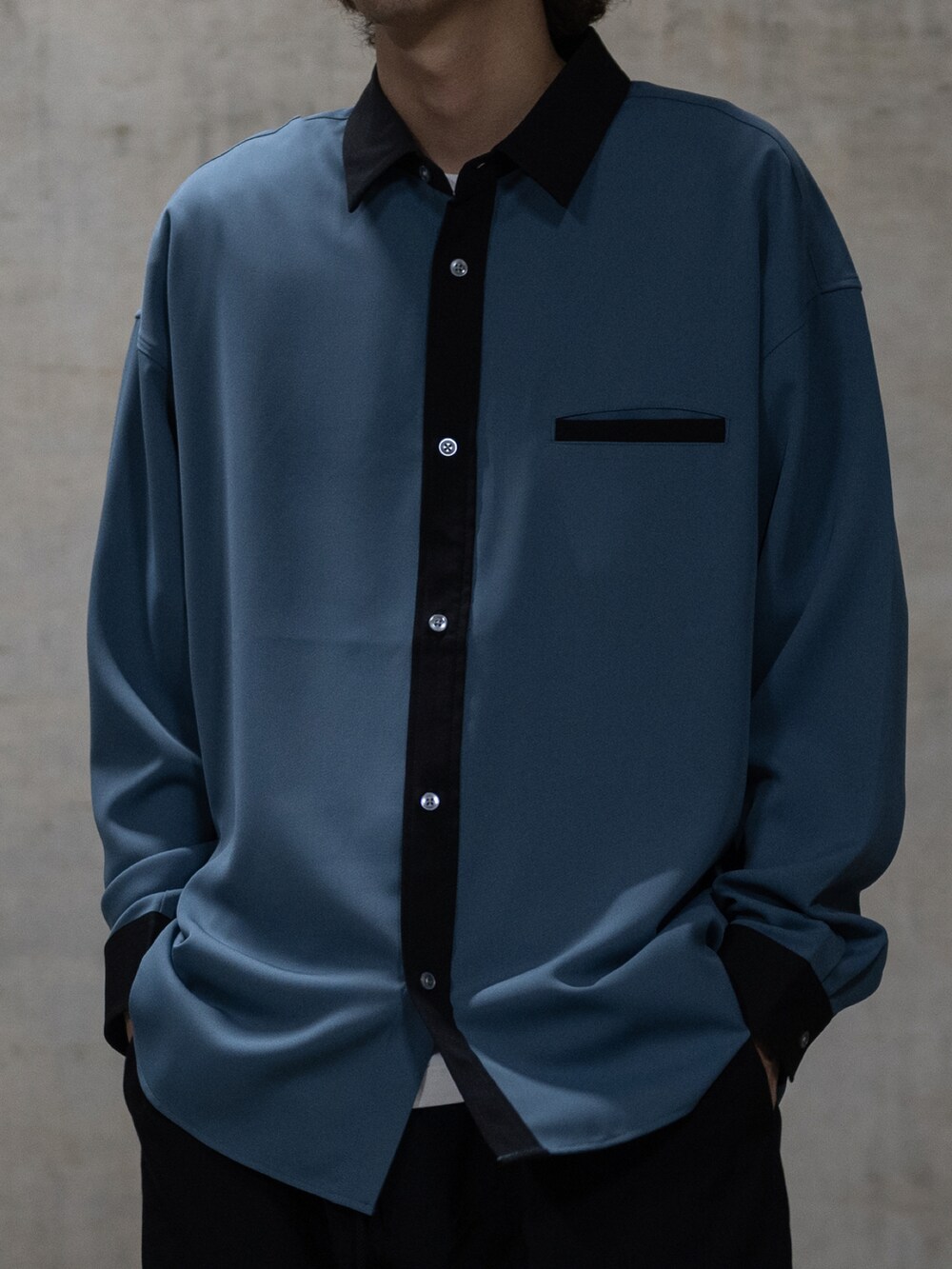 ブラック系のブーツ、グレー系のカーゴパンツ、ブルー系のシャツ/ブラウスを着用したメンズの冬コーディネートの2枚目の写真