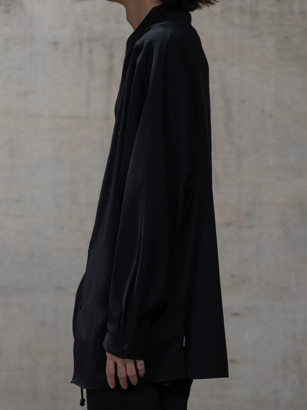 ブラック系のブーツ、グレー系のカーゴパンツ、ブラック系のシャツ/ブラウスを着用したメンズの冬コーディネートの3枚目の写真