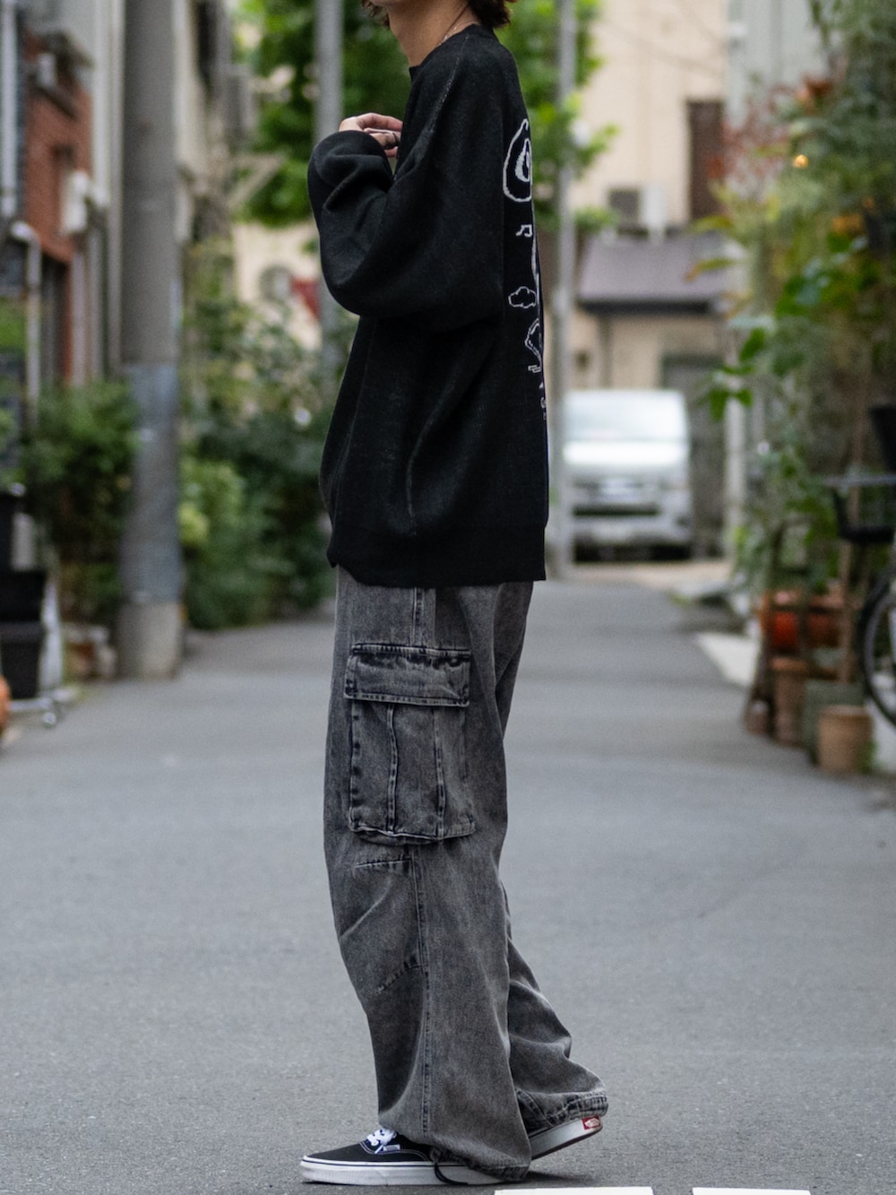 ブラック系のデニムパンツ、ブラック系のニット/セーターを着用したメンズの冬コーディネートの2枚目の写真