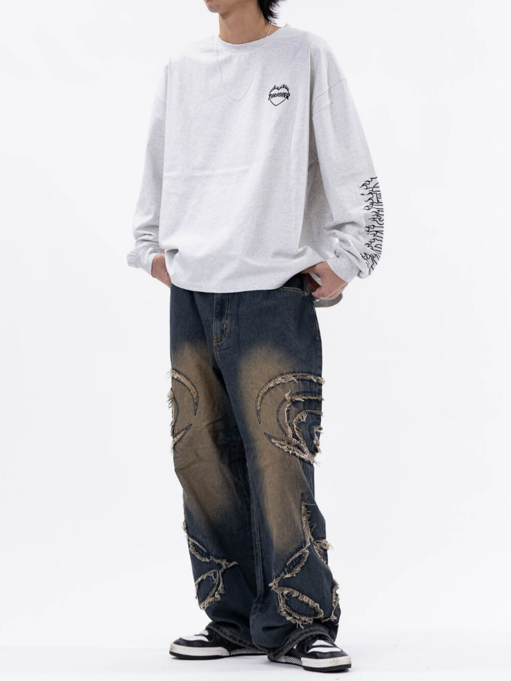 グレー系のTシャツ/カットソー、ブルー系のデニムパンツを着用したメンズの秋コーディネートの3枚目の写真