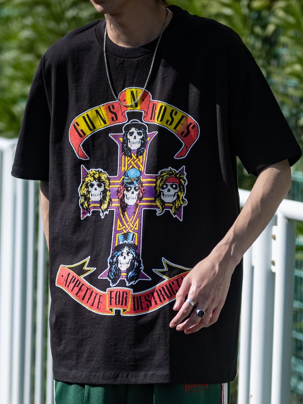 ブラック系のTシャツ/カットソー、グリーン系のジャージを着用したメンズの夏コーディネートの2枚目の写真