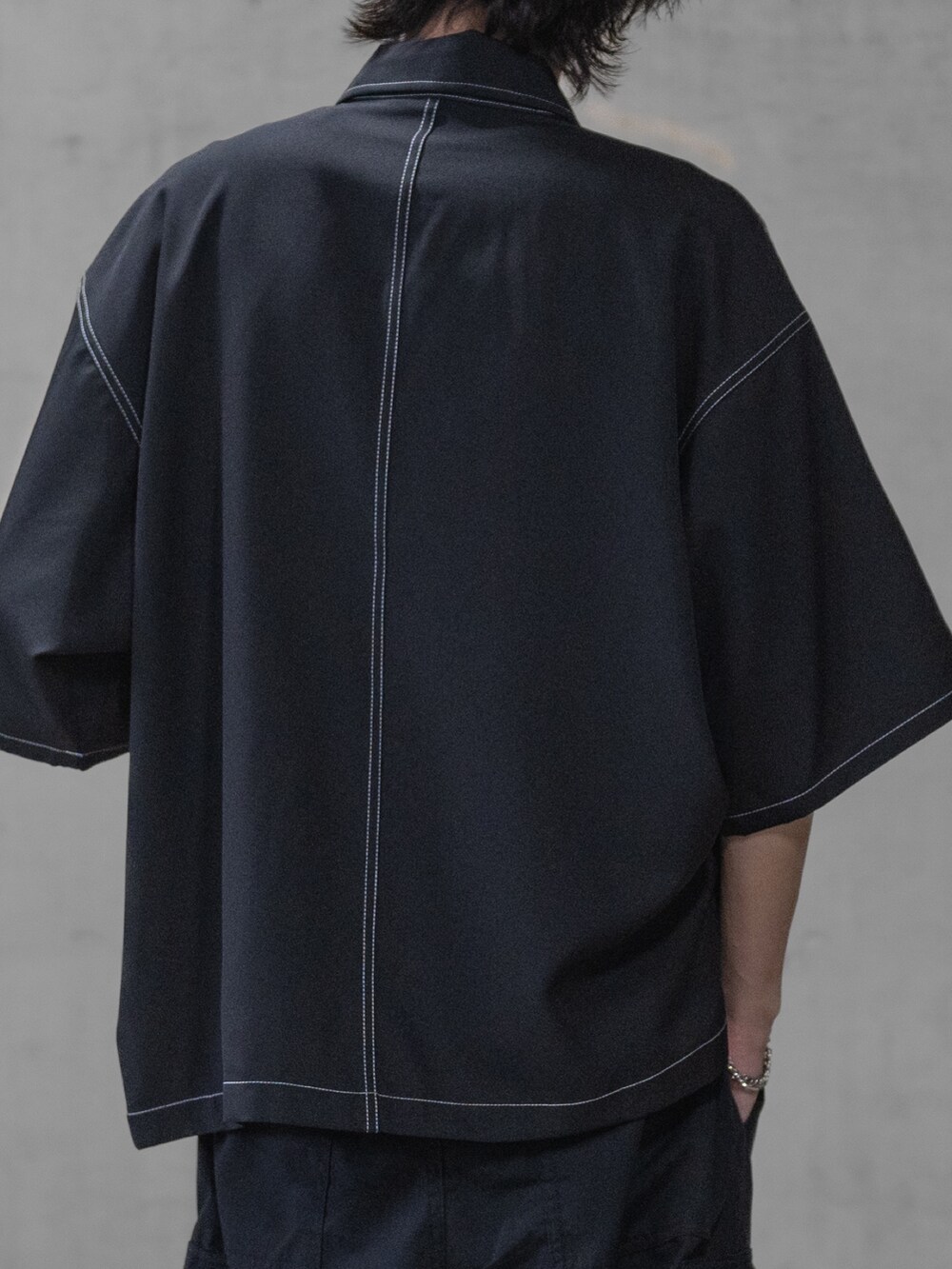 ブラック系のその他パンツ、ブラック系のドレスシューズ、ブラック系のシャツ/ブラウスを着用したメンズの春コーディネートの4枚目の写真