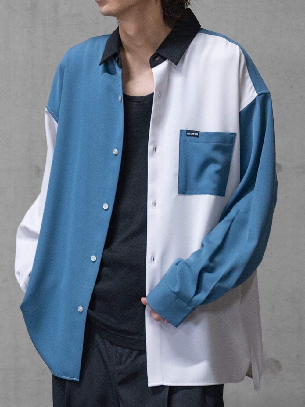 グレー系のシャツ/ブラウス、ブラック系のその他パンツ、ブラック系のドレスシューズを着用したメンズの夏コーディネートの5枚目の写真